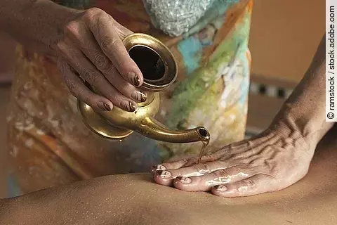 Ayurveda Massage mit Öl.