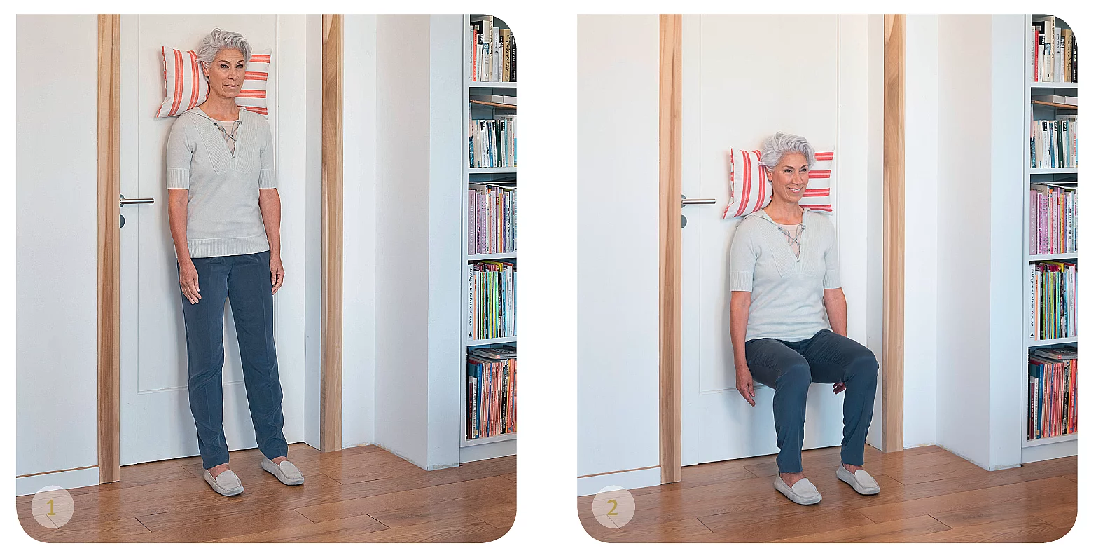 Seniorin macht Übungen an einer Tür.