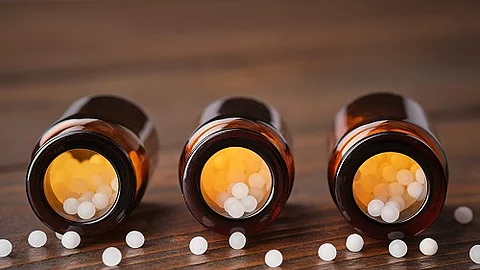 Homöopathie: Braunfläschchen mit Globuli