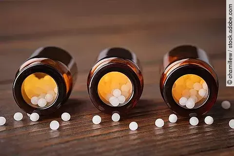 Homöopathie: Braunfläschchen mit Globuli