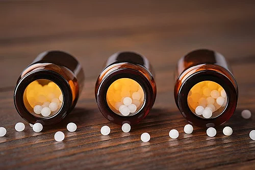 Homöopathie: Braunfläschchen mit Globuli