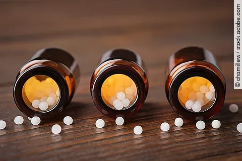 Homöopathie: Braunfläschchen mit Globuli