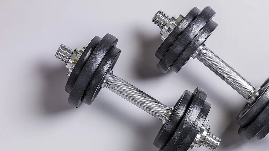 2 kleine Hanteln auf hellem Hintergrund 2 kleine Hanteln auf hellem Hintergrund