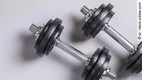 2 kleine Hanteln auf hellem Hintergrund