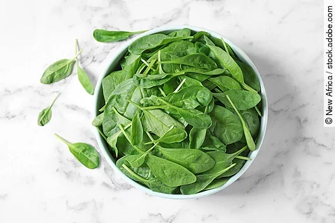 Frische Spinatblätter in einer Schüssel