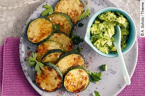 Köstliche Zucchini mit grüner Mojo-Sauce