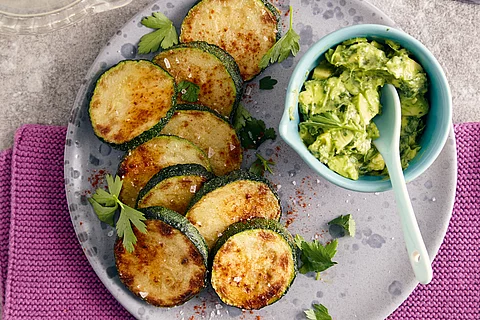 Köstliche Zucchini mit grüner Mojo-Sauce