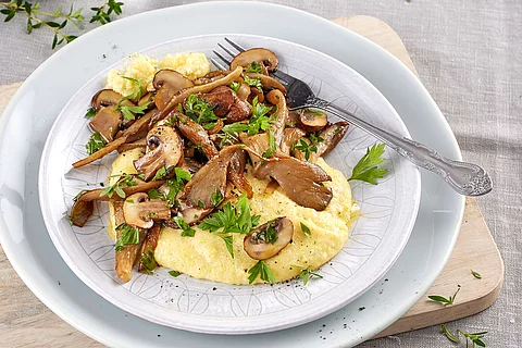 Käsepolenta mit Pilzen