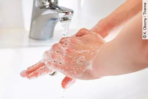 Händewaschen: eingeseifte Hände unter dem Wasserhahn