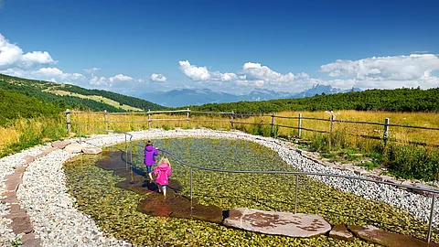 Zwei Kinder beim Wassertreten