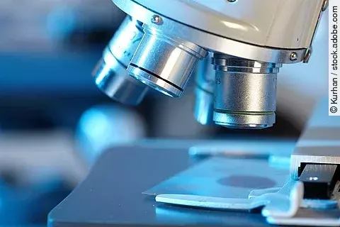 Nahaufnahme eines Mikroskops im Labor. 