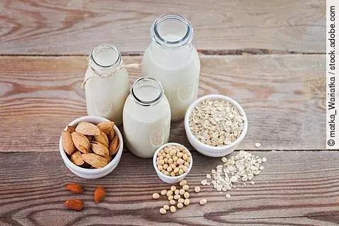 dairy free milk drink and ingredients 3 Flaschen mit Milchersatz-Drinks