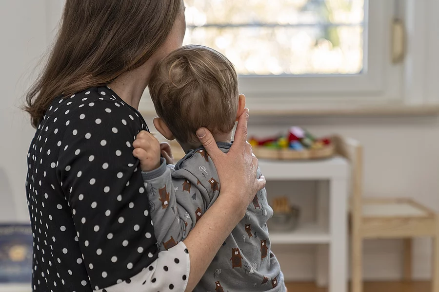 Mutter hält Baby auf dem Arm