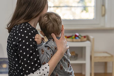Mutter hält Baby auf dem Arm