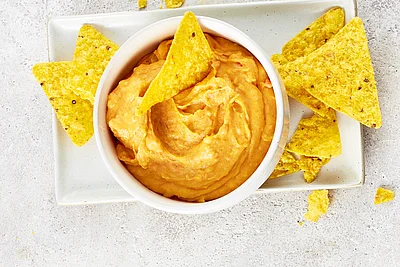 Cremiger »Käse«-Dip für Tortilla-Chips