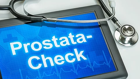 Tablet mit dem Text Prostata-Check auf dem Display Prostata-Check auf Tablet-Bildschirm