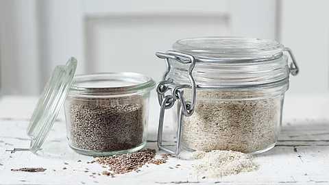 Flohsamenschalen in Weckgläsern