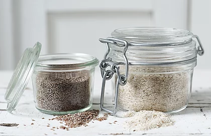 Flohsamenschalen in Weckgläsern