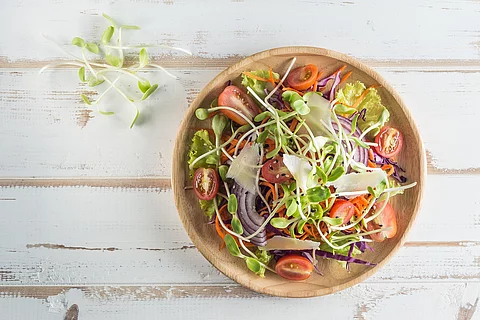Salat-Bowl mit Tomaten, Kresse, rote Zwiebel, geraspelte Möhre