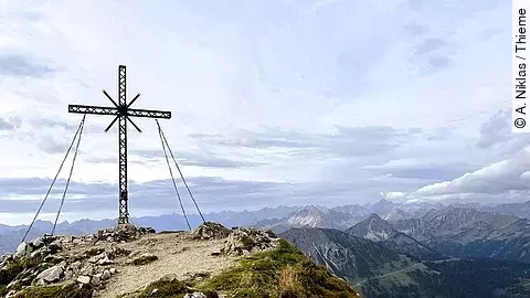Berggipfel mit Gipfelkreuz, Rote Flüh