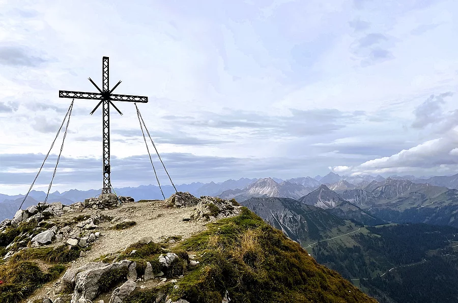 Berggipfel mit Gipfelkreuz, Rote Flüh