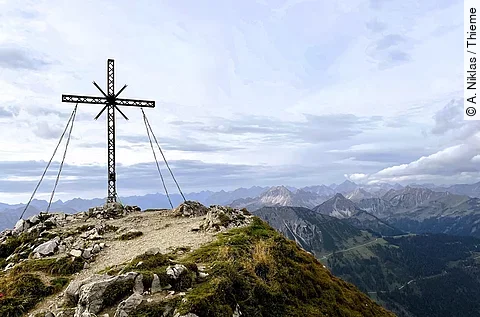 Berggipfel mit Gipfelkreuz, Rote Flüh