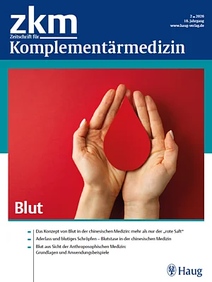 Cover: zkm 2/2026 - Hände halten einen Blutstropfen aus Papier