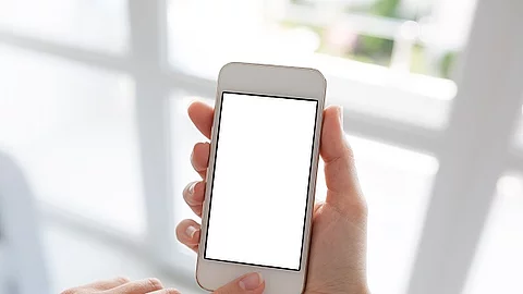 Frauenhände halten weißes Smartphone