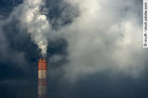 Dampf und Abgase aus einem Kohlenkraftwerk. 