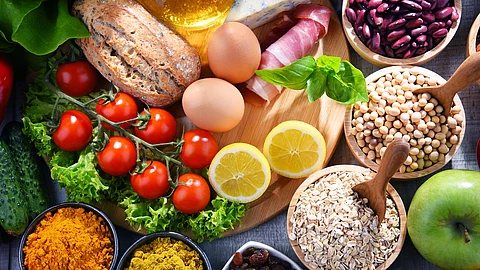 Komposition mir Obst und Gemüse auf einem Tisch