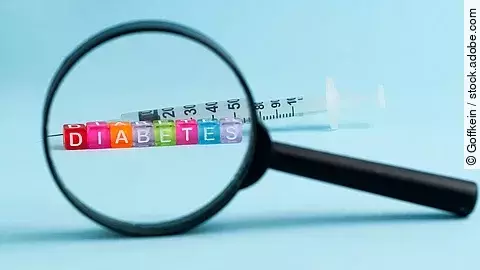 Lupe, dahinter bunte Würfel mit der Aufschrift Diabetes und eine Insulinspritze
