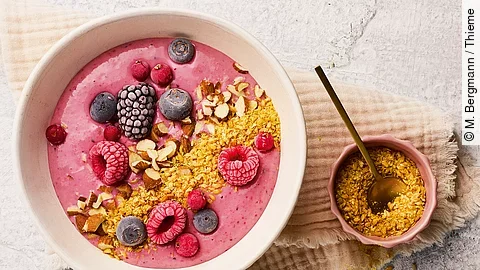 Beeren-Bowl mit Goldleinsamen