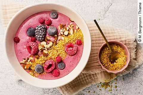 Beeren-Bowl mit Goldleinsamen