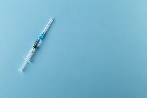 Spritze auf blauem Hintergrund