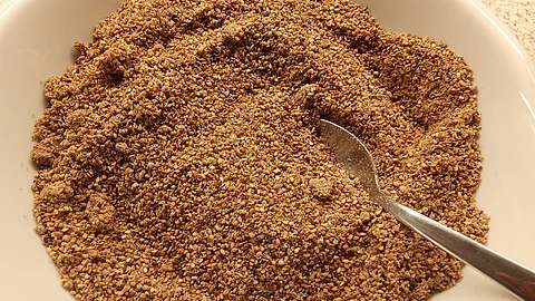 Sesamsalz in einer Schale