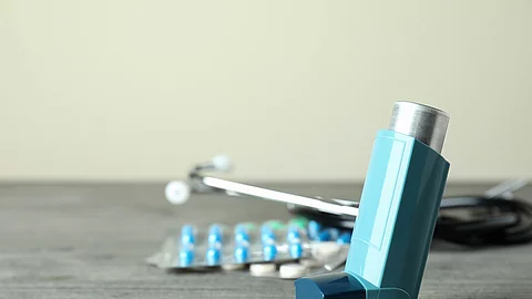 Symbolbild Asthma: Inhalator, Medikamente, Stethoskop vor grauem Hintergrund
