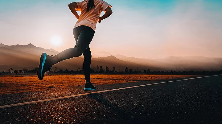 Woman enjoys running outside with beautiful summer evening in th Laufen, Frau, Marathon