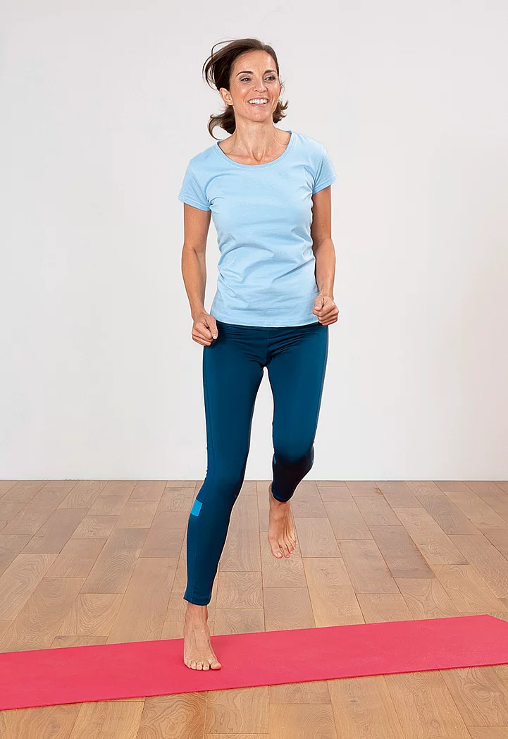 Frau ist mit dem rechten Bein vorn gelandet