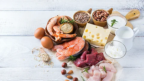 Proteinreiche Lebensmittel: Fleisch, Fisch, Eier, Nüsse, Käse, Linsen, Quark