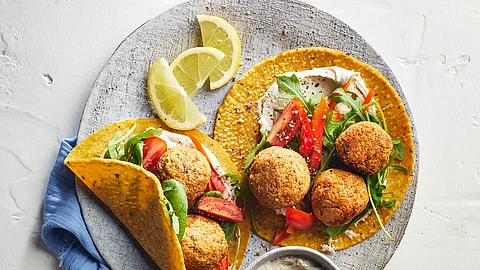 Vegetarische Tortillawraps mit Haferflockenfalafel