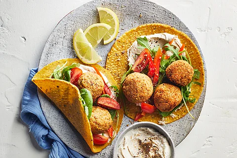 Vegetarische Tortillawraps mit Haferflockenfalafel