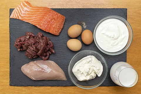 Fisch, Fleisch, Eier, Quark auf Holztisch