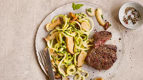 Rinderfilet mit Zucchinispaghetti und Kräuterseitlingen