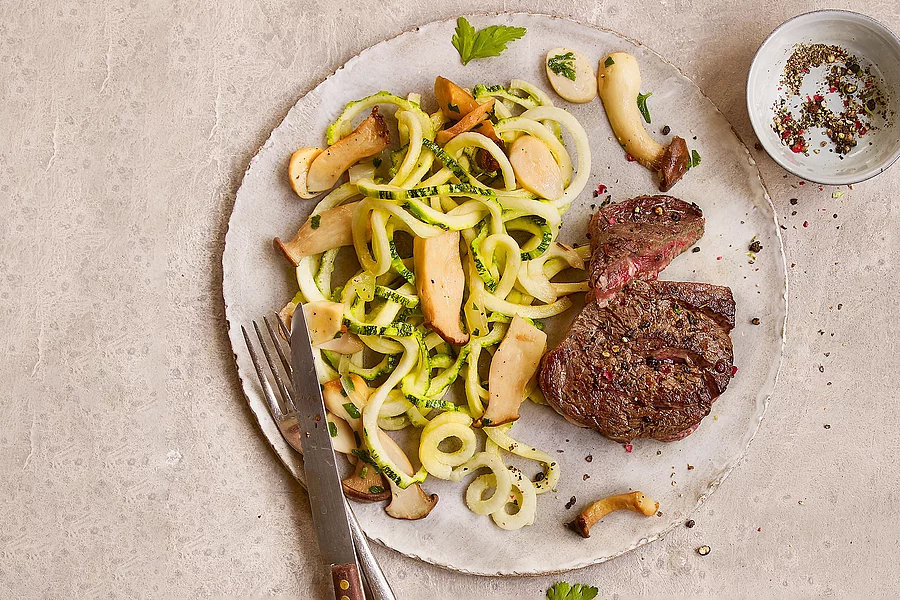 Rinderfilet mit Zucchinispaghetti und Kräuterseitlingen