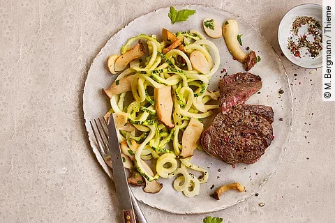 Rinderfilet mit Zucchinispaghetti und Kräuterseitlingen