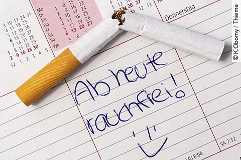 Kalender auf dem "ab heute rauchfrei" steht und eine durchgebrochene Zigarette liegt. 