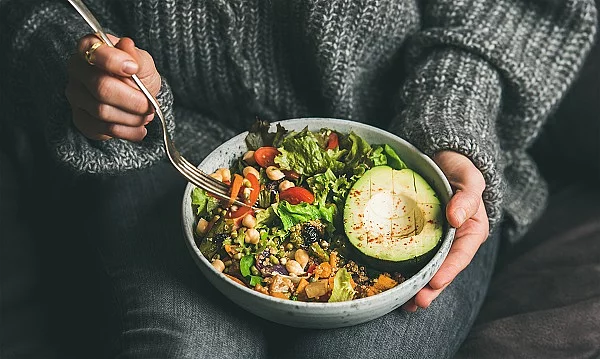 gesundes vegetarisches Essen, Frau in Jeans