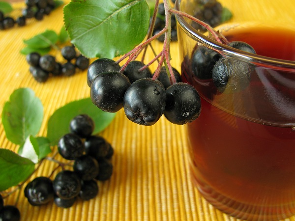 Aroniasaft und Beeren