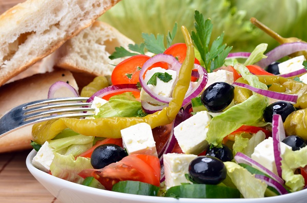 Köstlicher Bauernsalat mit Fladenbrot.