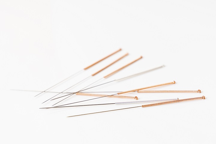 Akupunkturnadeln, weißer Hintergrund